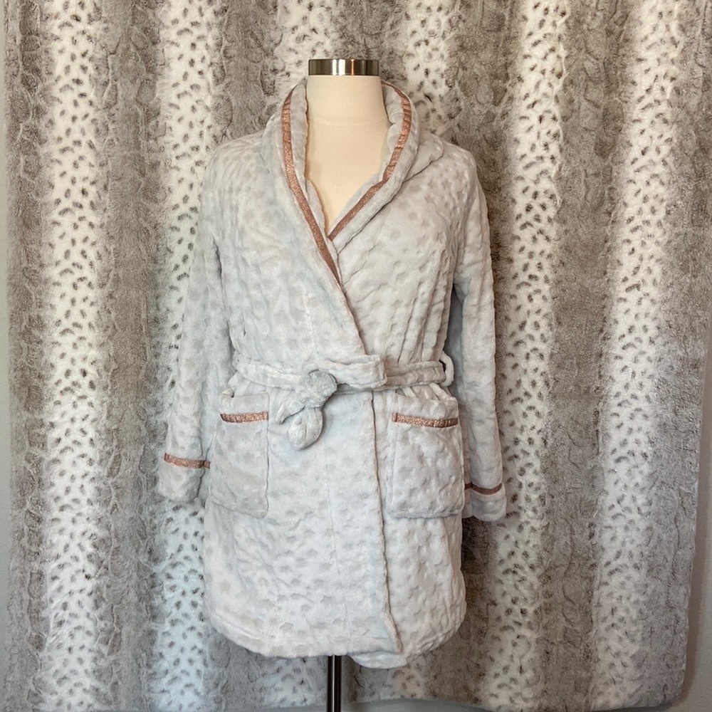 Kensie cream fleece bathrobe.Copper shooting stars& trim comfy loungewear.